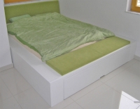 Masivna postelja s predalom