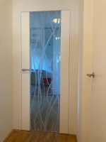 Nevidna steklena vrata