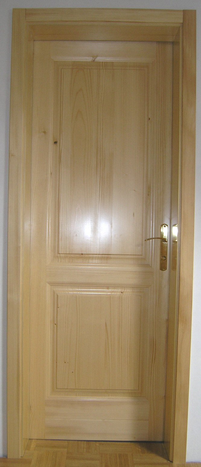 Masivna notranja vrata iz smreke.