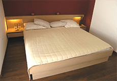 Lesena postelja