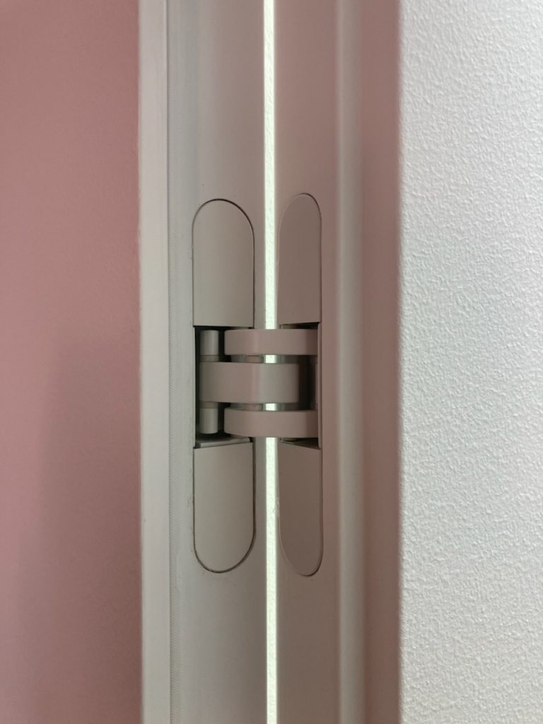 notranja vrata s skritimi nasadili.