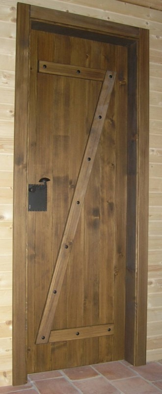 Klasična notranja vrata iz masivnega lesa, primerna za vsak dom – lesena notranja vrata z vtisnjenimi paneli.