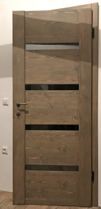 Dvokrilna masivna notranja vrata v rustikalnem stilu z vtisnjenimi brazdami.